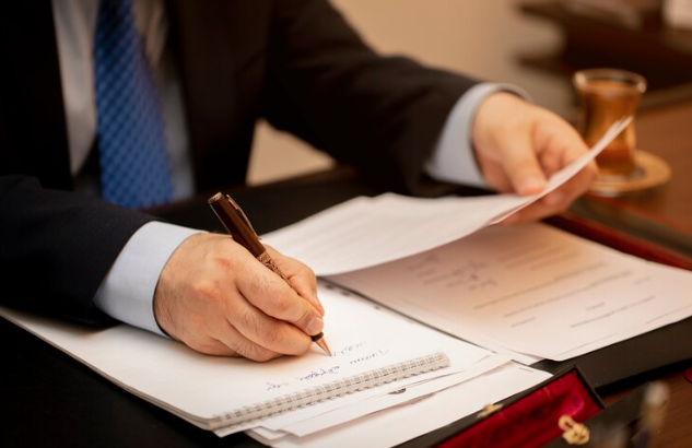 Tradução jurídica: o que é e como contratar com segurança
