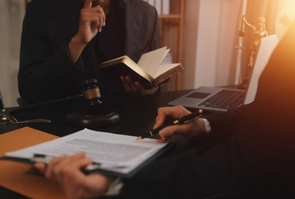 Tradução jurídica: o que é e como contratar com segurança
